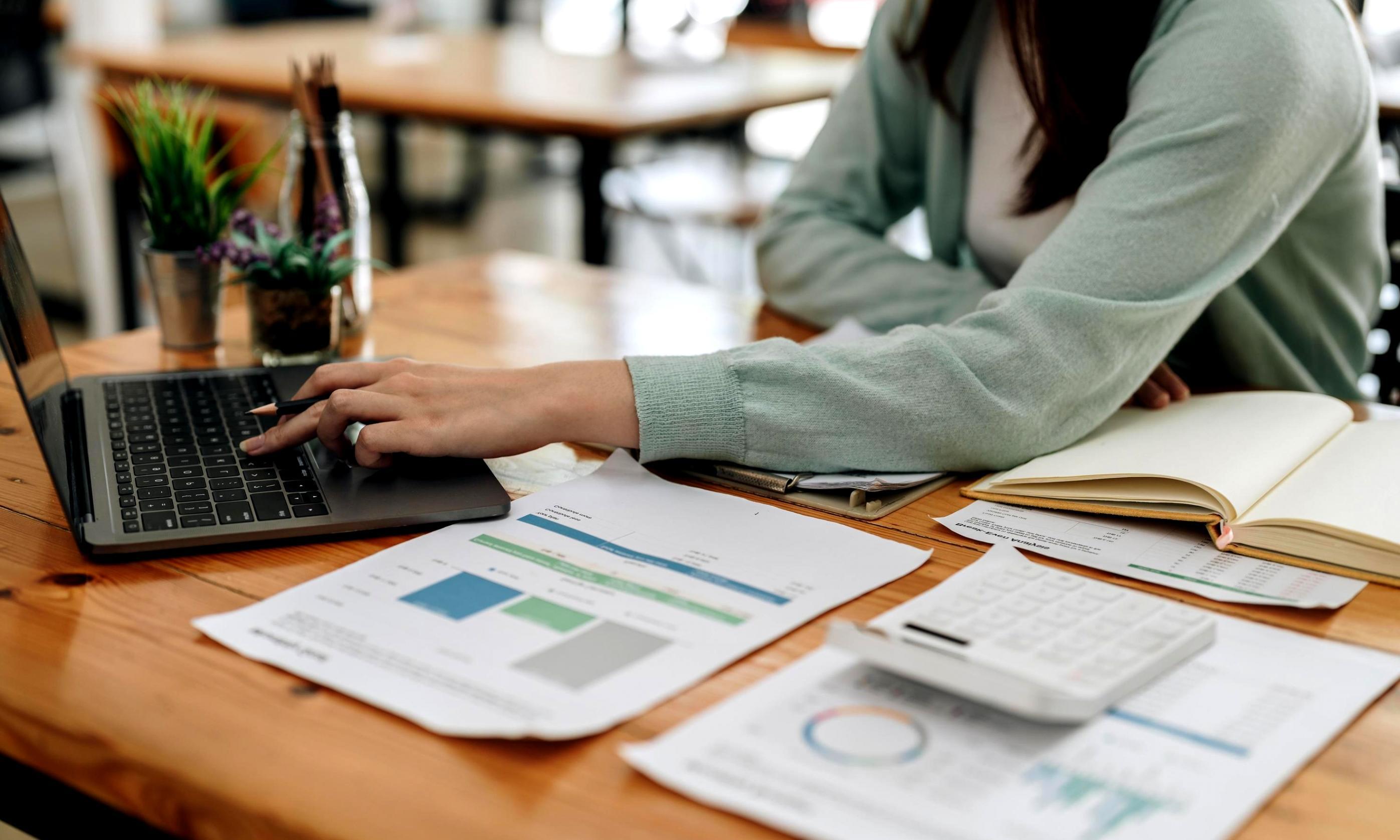 財務分析師進行估值模型建構工作場景