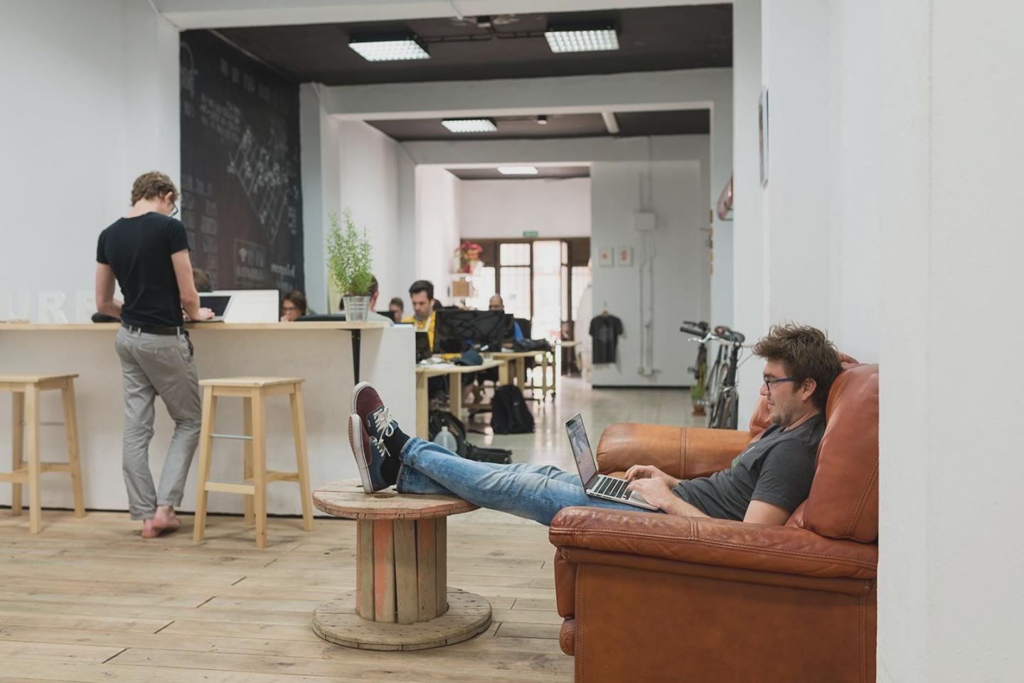 學員正在分析財務報表和估值模型的工作場景